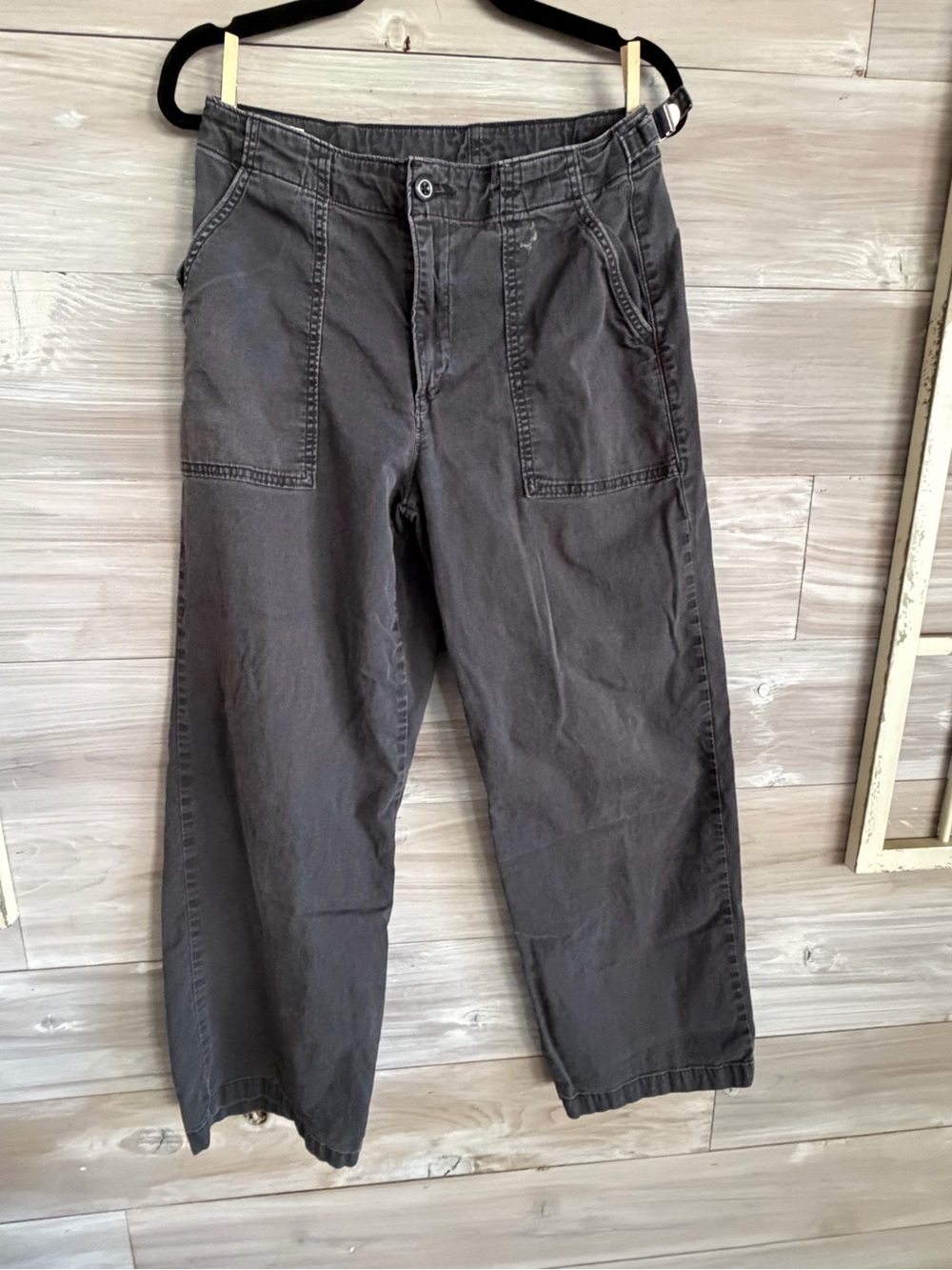 Women's Levi’s Straight-Leg Pants in Charcoal grey
